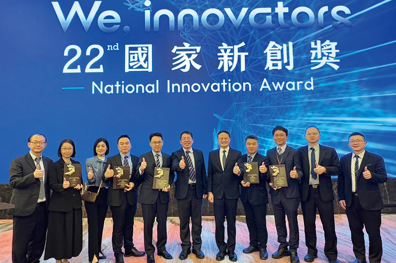 圖2國醫大林致源校長本院吳家兆副院長與獲獎團隊合影